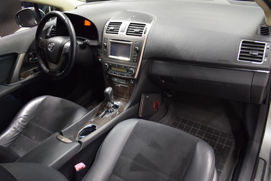TOYOTA Avensis 2012