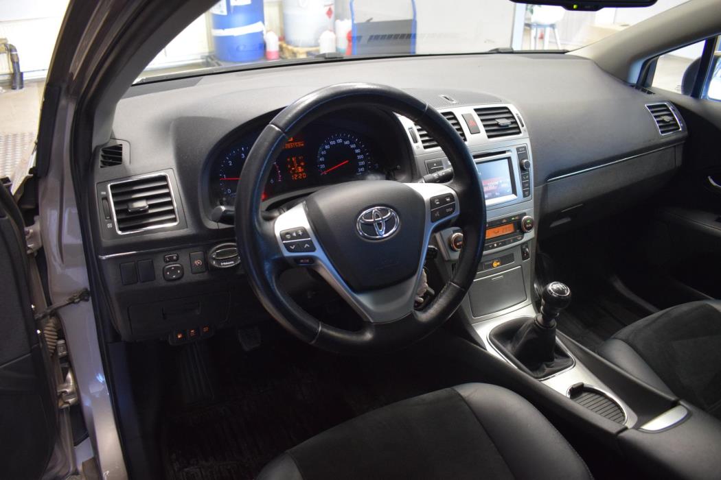 TOYOTA Avensis 2015