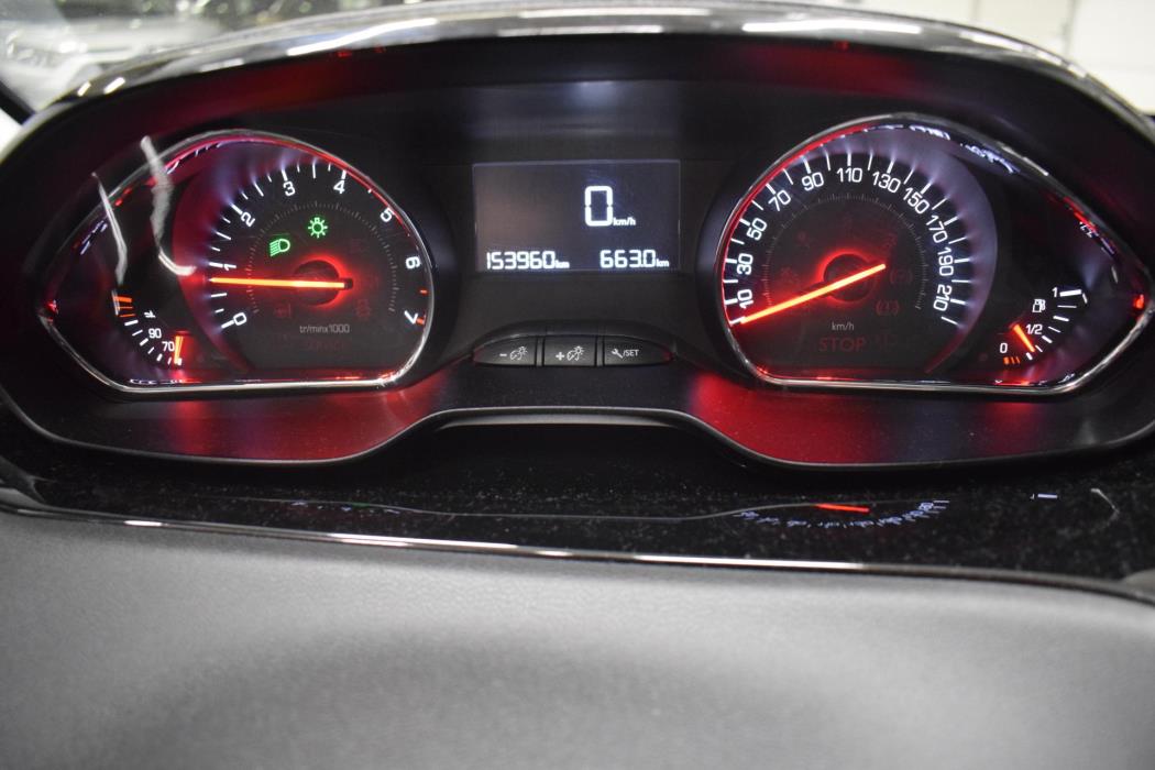 PEUGEOT 208 2015