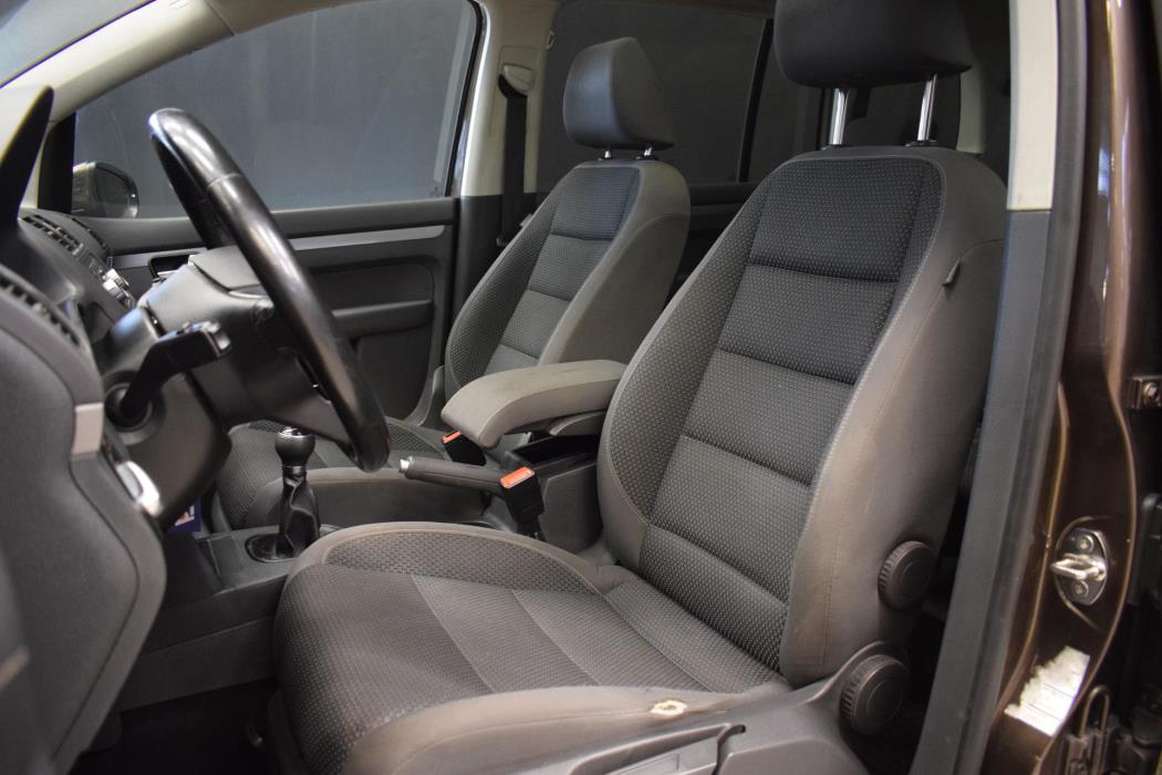 VOLKSWAGEN Touran 2011