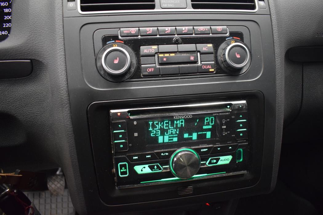 VOLKSWAGEN Touran 2011