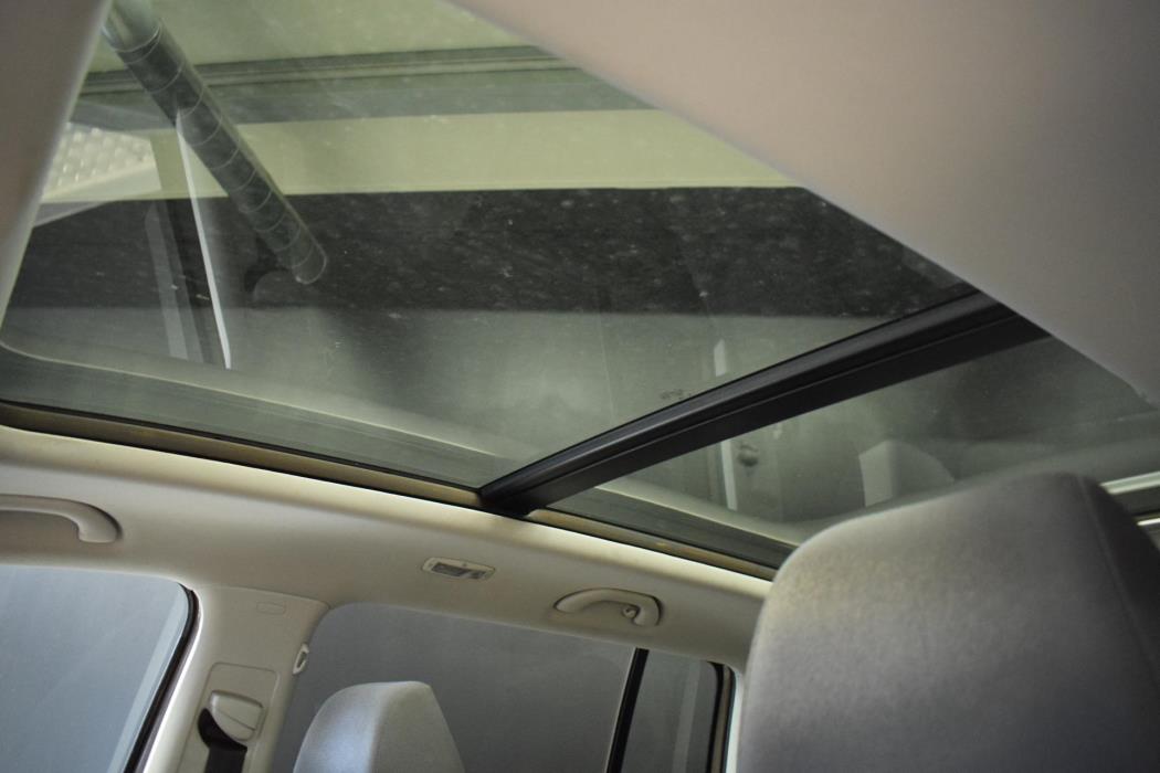 VOLKSWAGEN Touran 2011