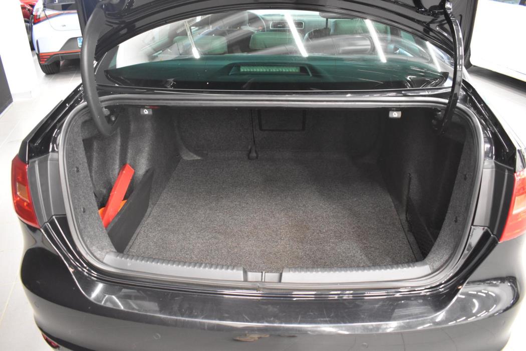 VOLKSWAGEN Jetta 2012