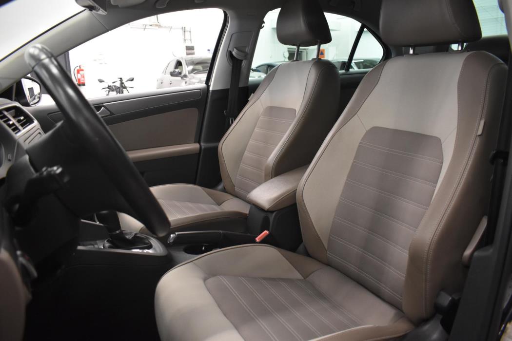 VOLKSWAGEN Jetta 2012