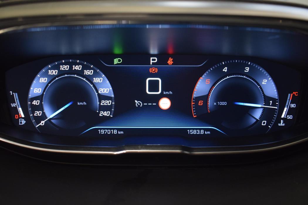 PEUGEOT 5008 2018
