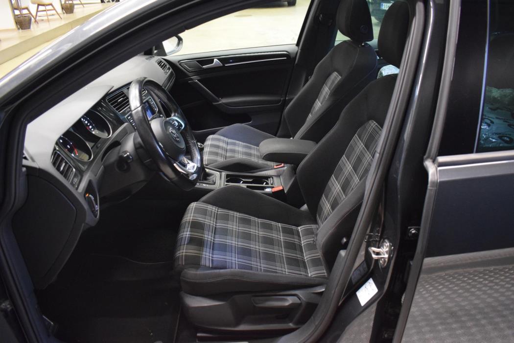 VOLKSWAGEN Golf 2014