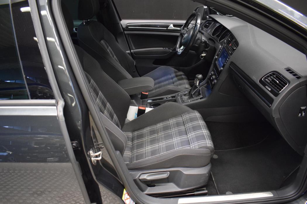 VOLKSWAGEN Golf 2014