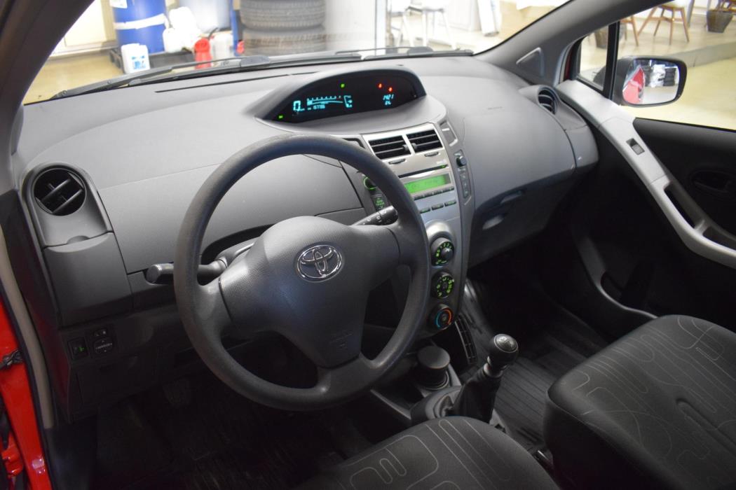 TOYOTA Yaris 2011