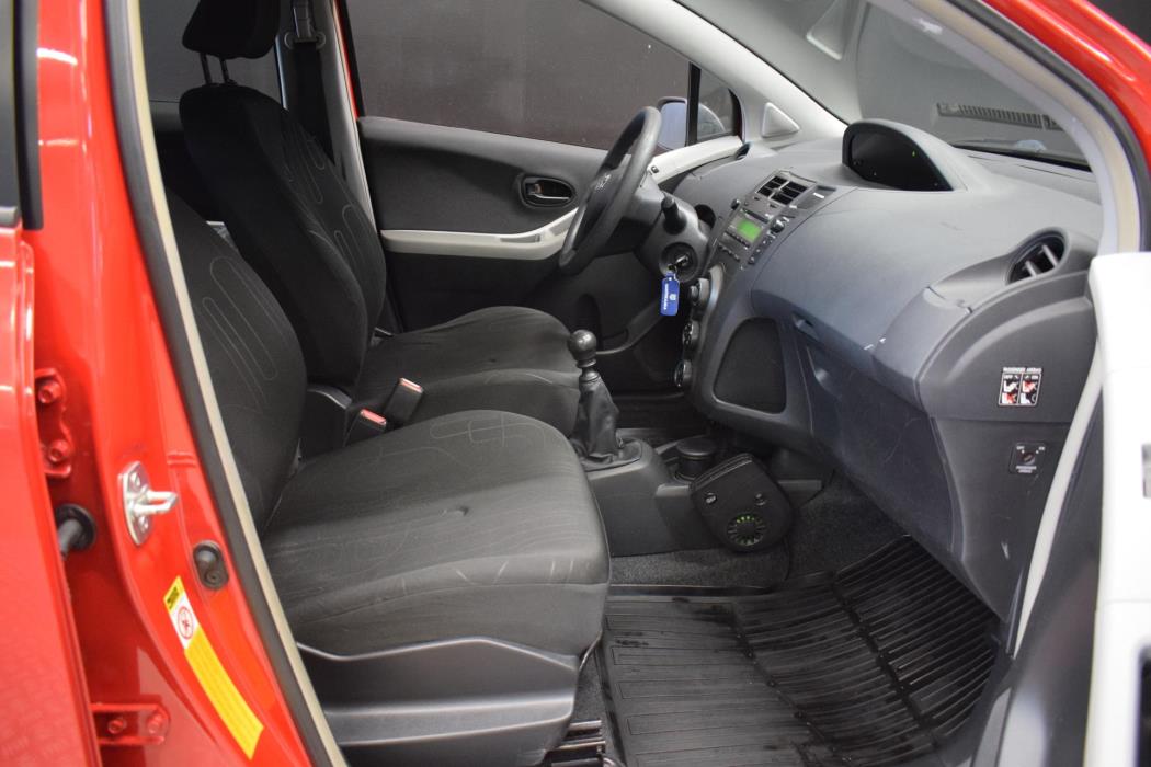 TOYOTA Yaris 2011