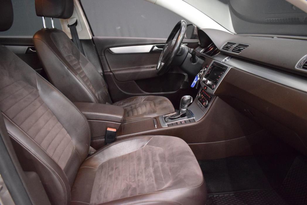 VOLKSWAGEN Passat 2011