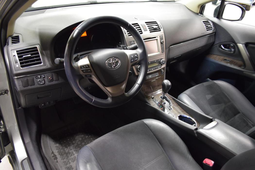TOYOTA Avensis 2012