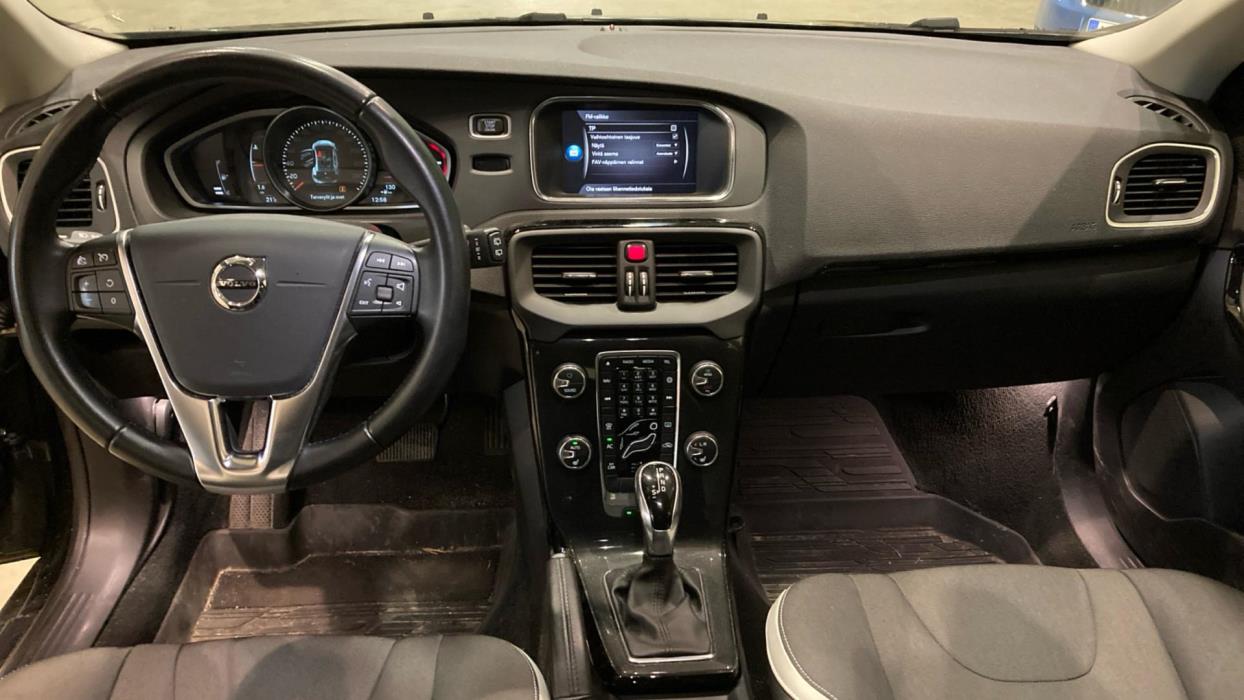 VOLVO V40 2018