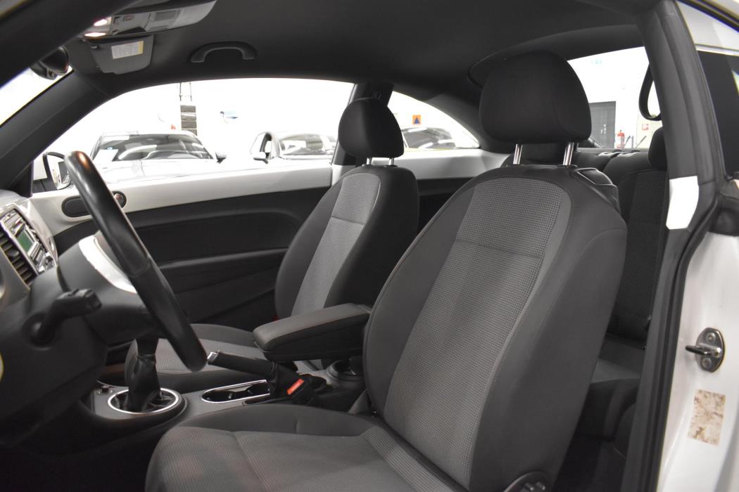VOLKSWAGEN Beetle 2013