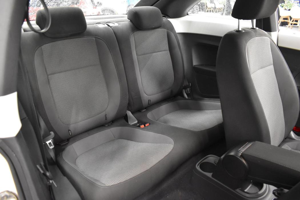 VOLKSWAGEN Beetle 2013