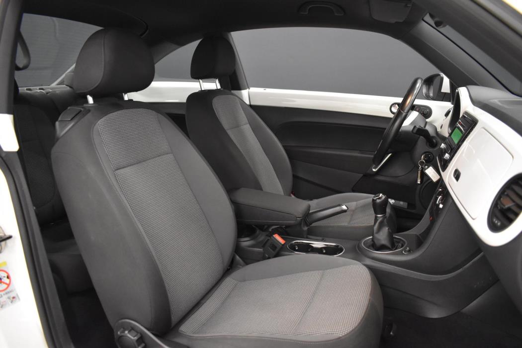 VOLKSWAGEN Beetle 2013