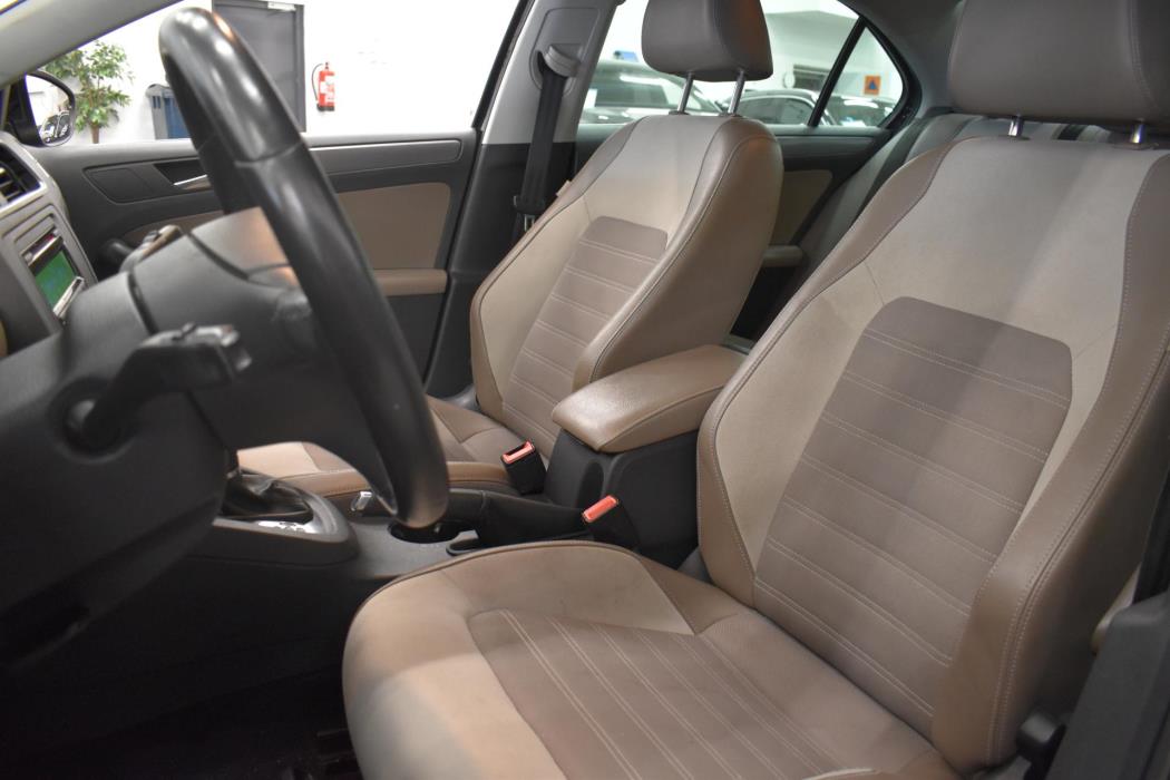 VOLKSWAGEN Jetta 2011