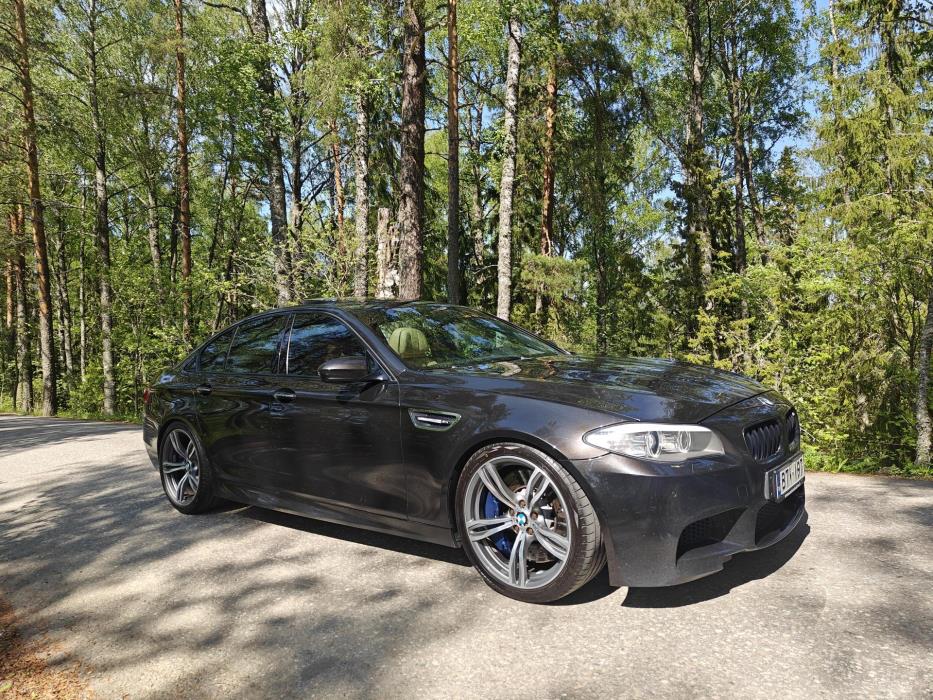 BMW M5 2011