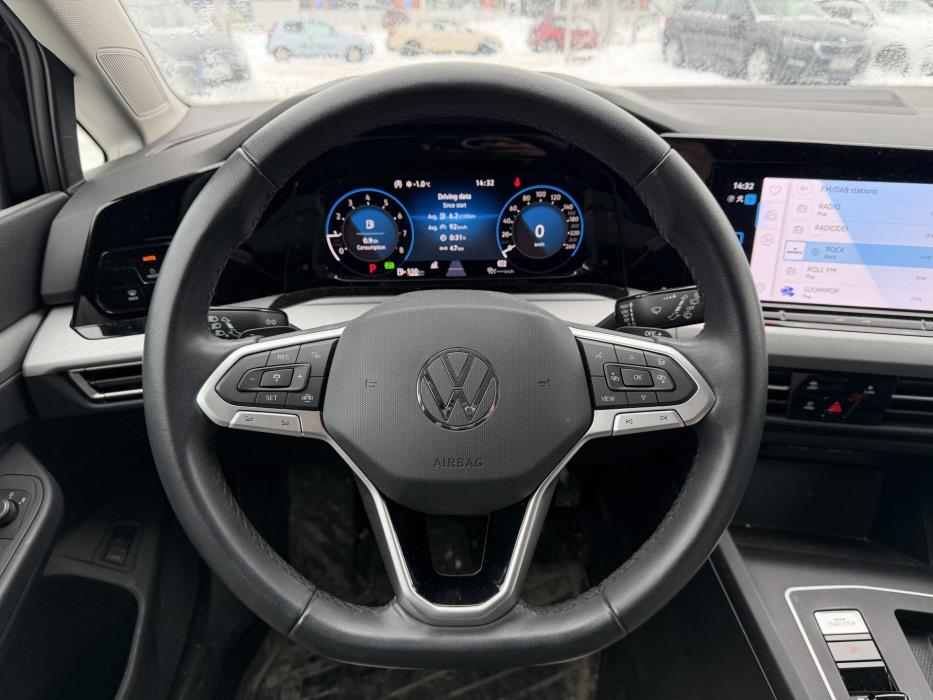 VOLKSWAGEN Golf 2023