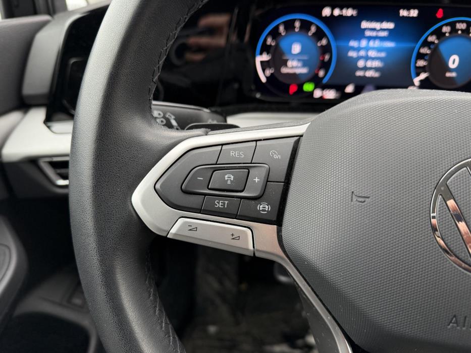 VOLKSWAGEN Golf 2023