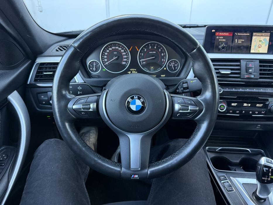 BMW 330 2018