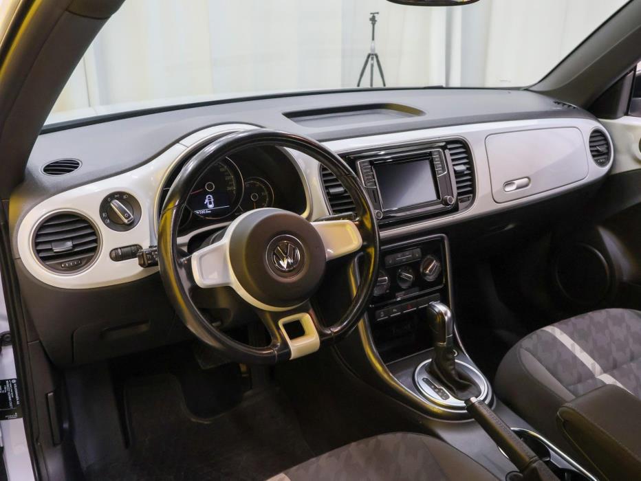 VOLKSWAGEN Beetle 2017