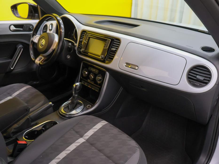 VOLKSWAGEN Beetle 2017