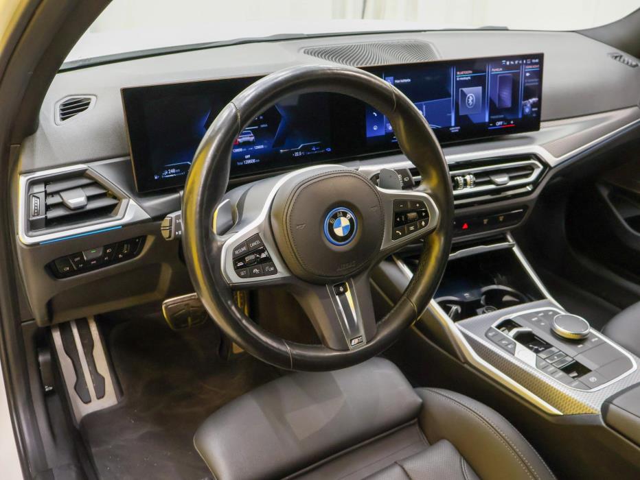 BMW 330 2023