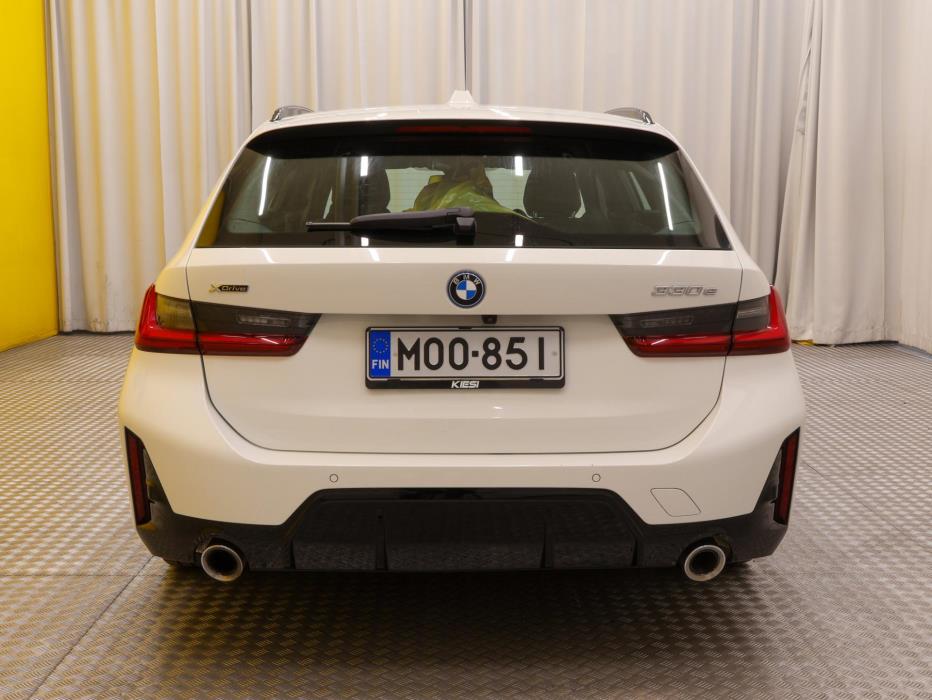 BMW 330 2023
