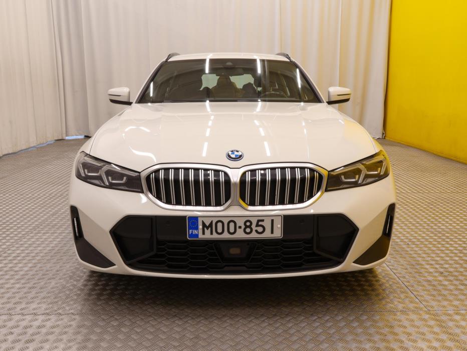 BMW 330 2023