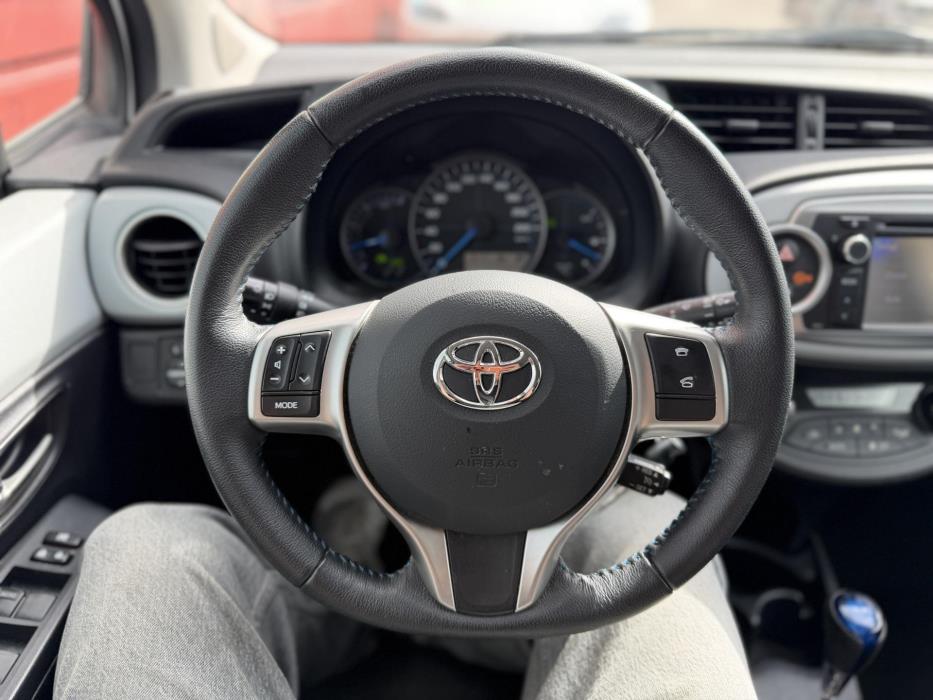 TOYOTA Yaris 2013
