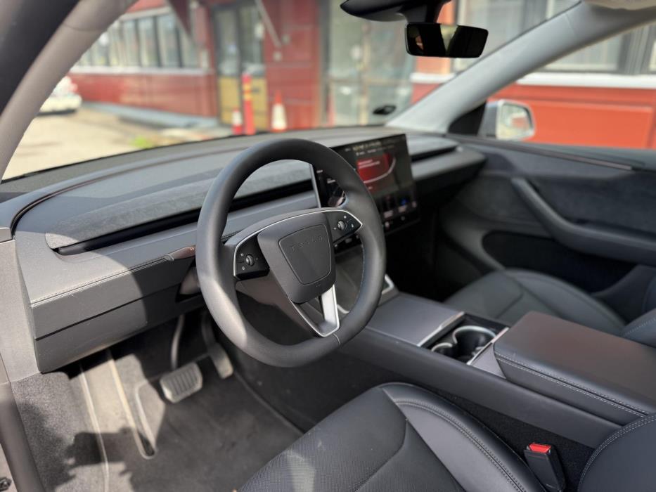 TESLA Model Y 2025