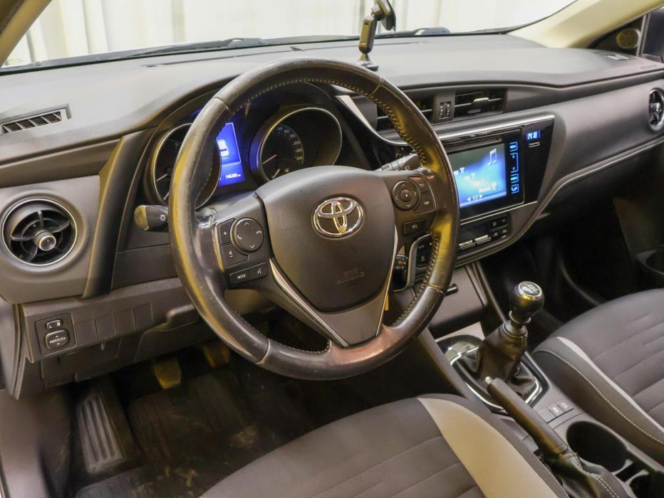TOYOTA Auris 2016