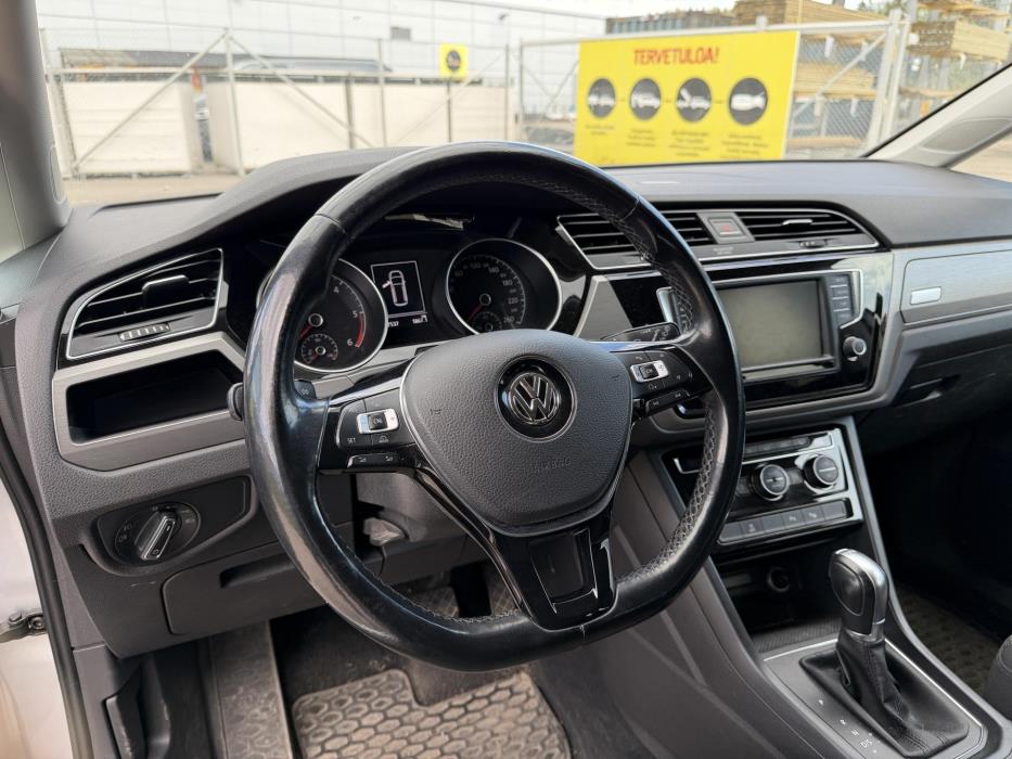 VOLKSWAGEN Touran 2017