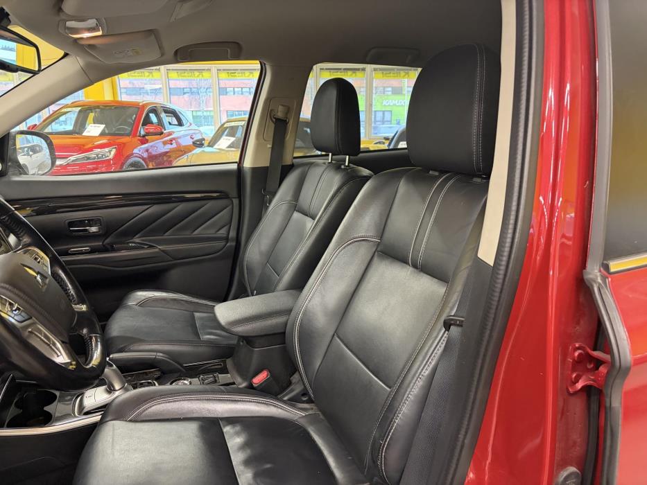 MITSUBISHI Outlander PHEV 2016
