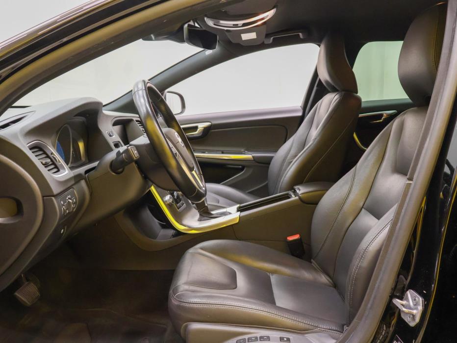 VOLVO V60 2015