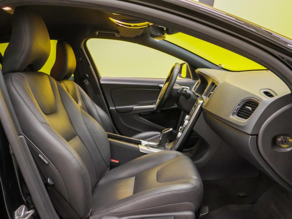 VOLVO V60 2015
