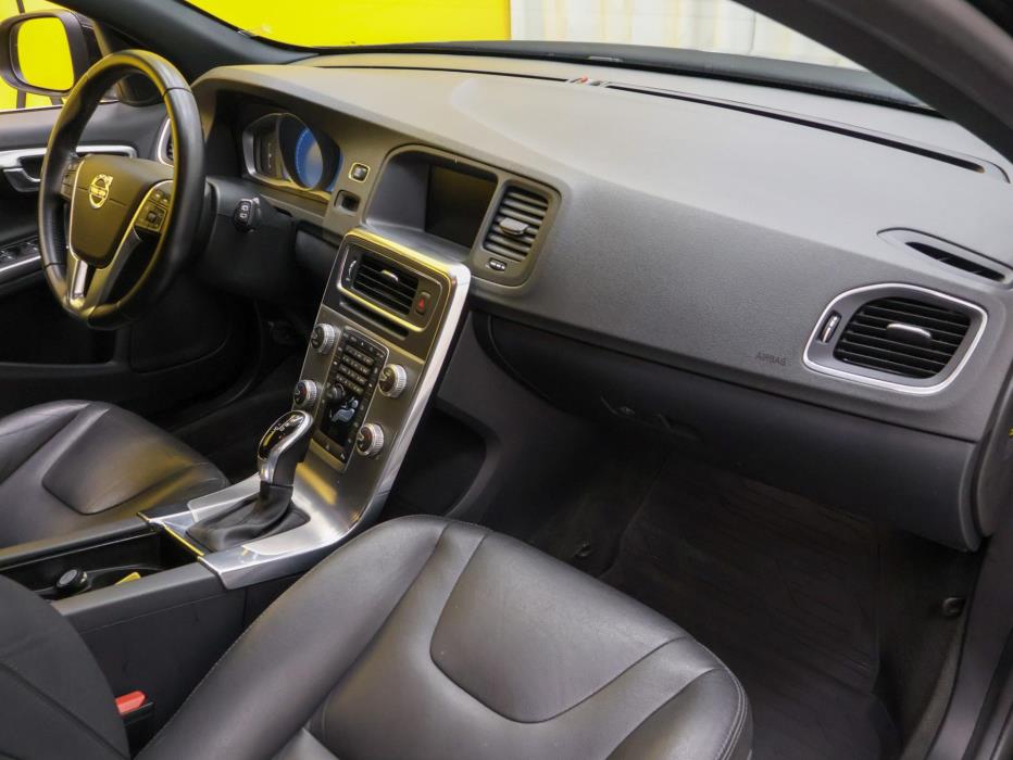 VOLVO V60 2015