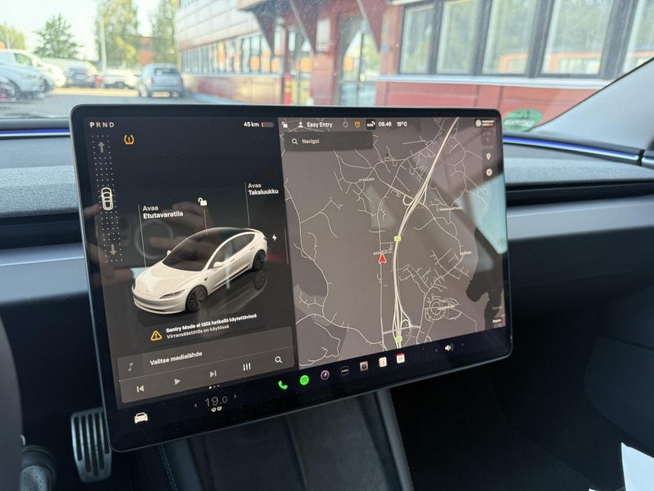 TESLA Model 3 2024