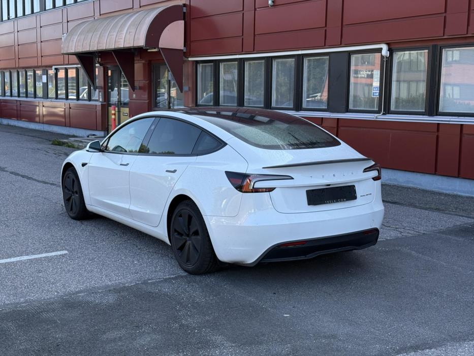 TESLA Model 3 2024