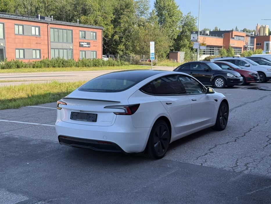 TESLA Model 3 2024