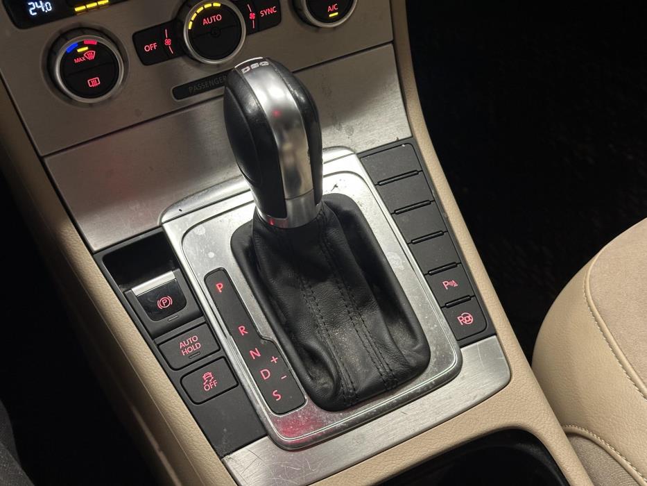 VOLKSWAGEN Passat 2012