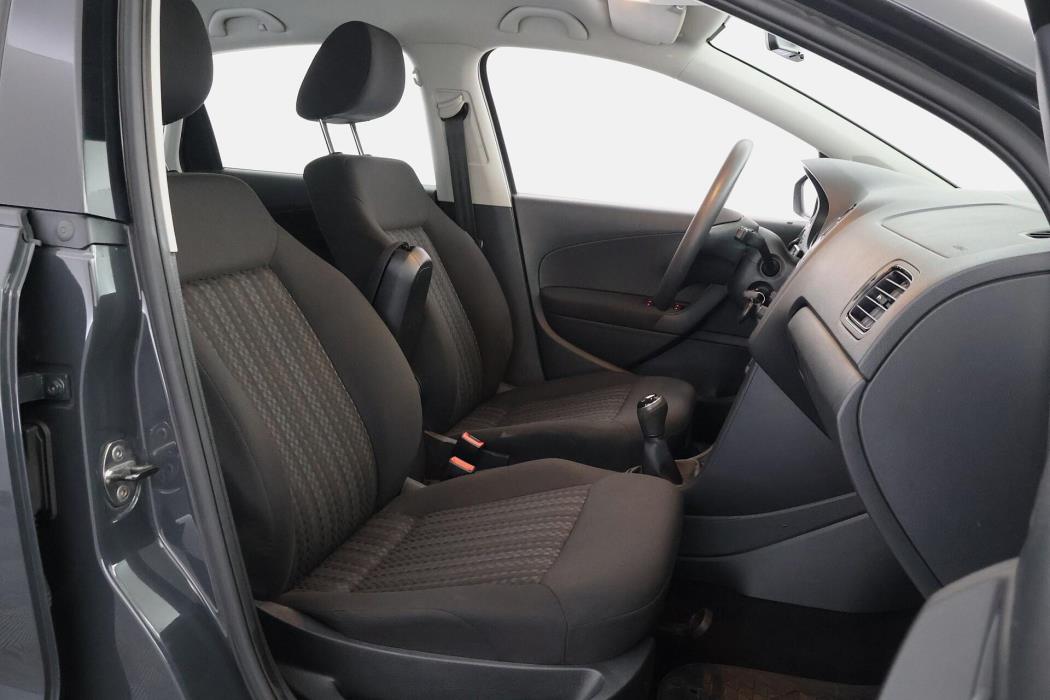 VOLKSWAGEN Polo 2015