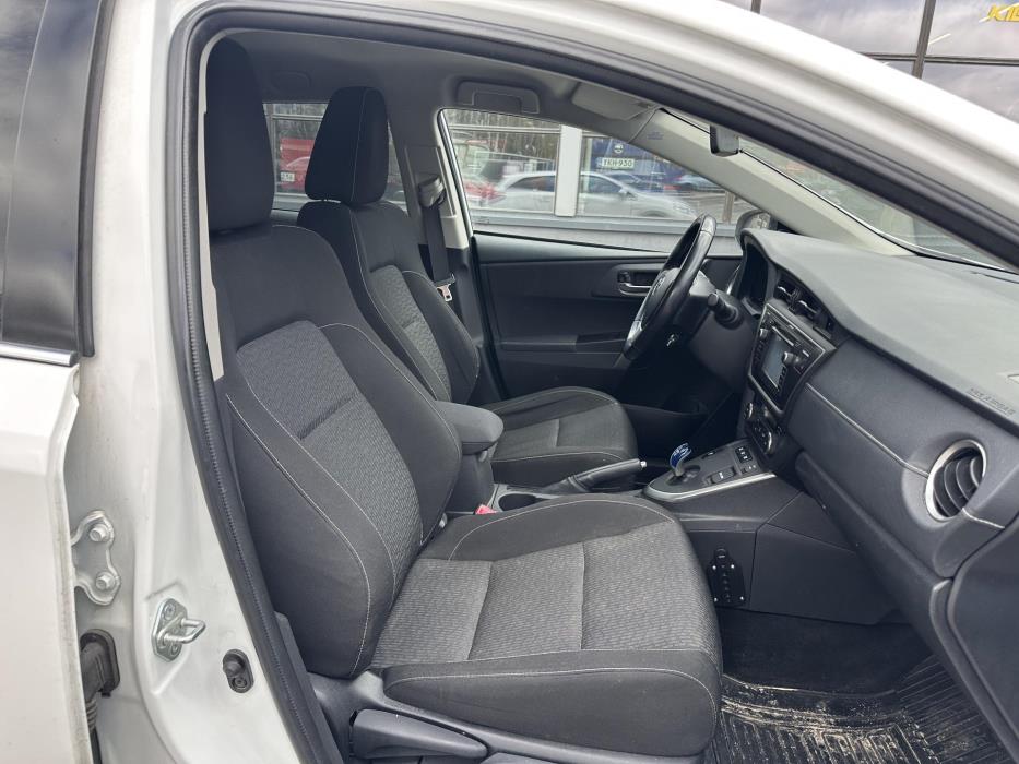 TOYOTA Auris 2015