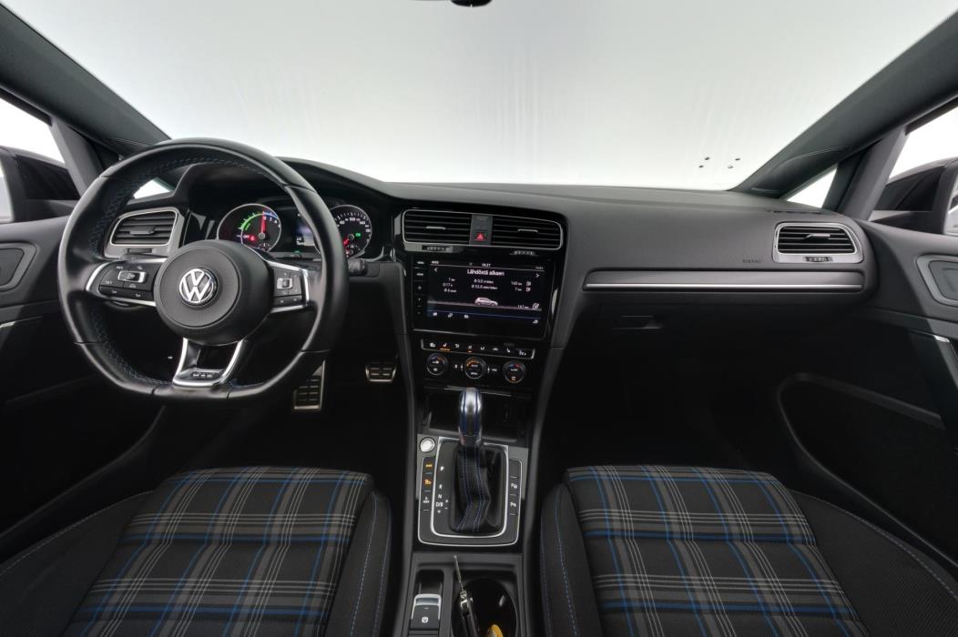VOLKSWAGEN Golf 2018