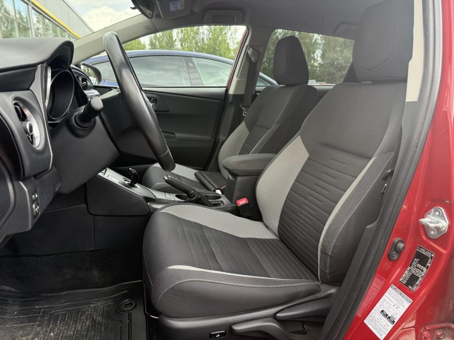 TOYOTA Auris 2016