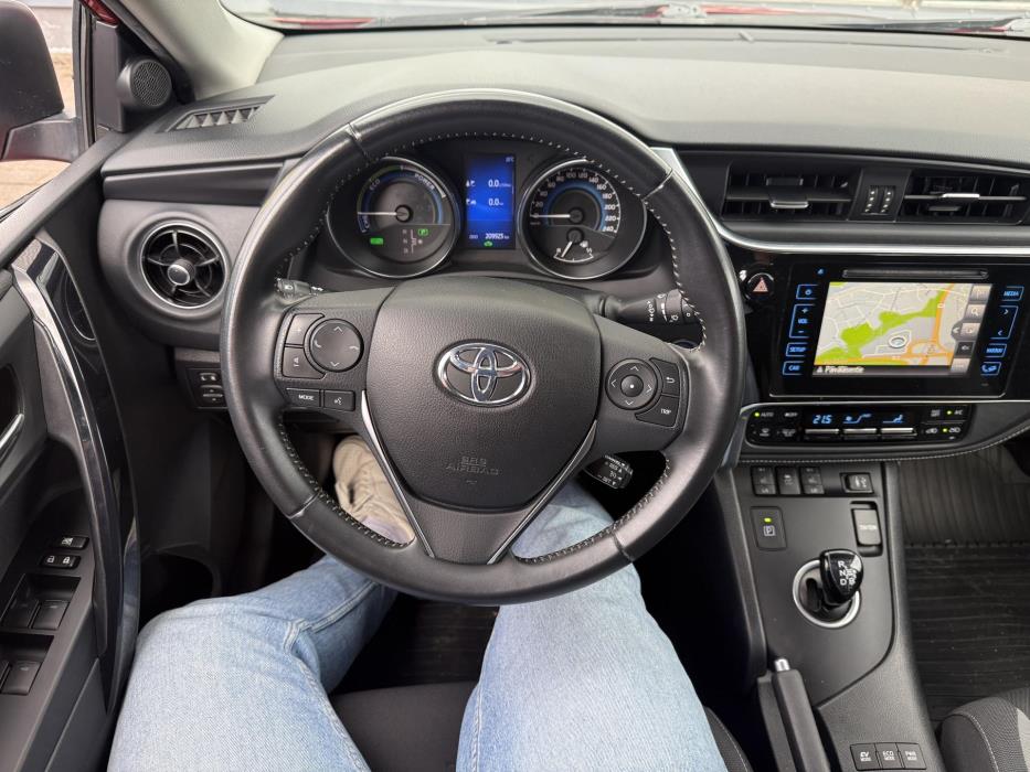 TOYOTA Auris 2016