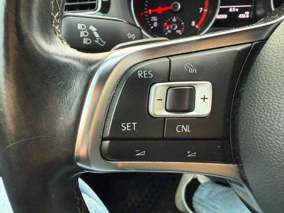 VOLKSWAGEN Polo 2015