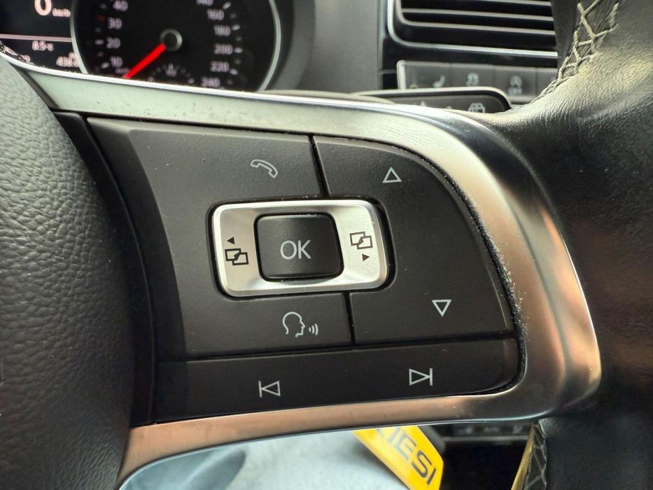 VOLKSWAGEN Polo 2015