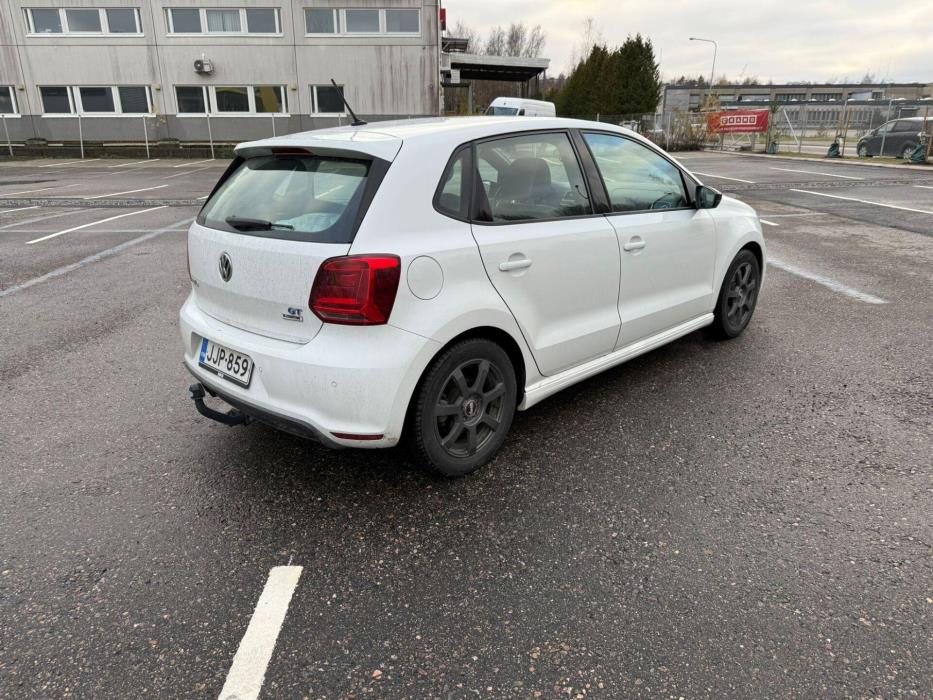 VOLKSWAGEN Polo 2015