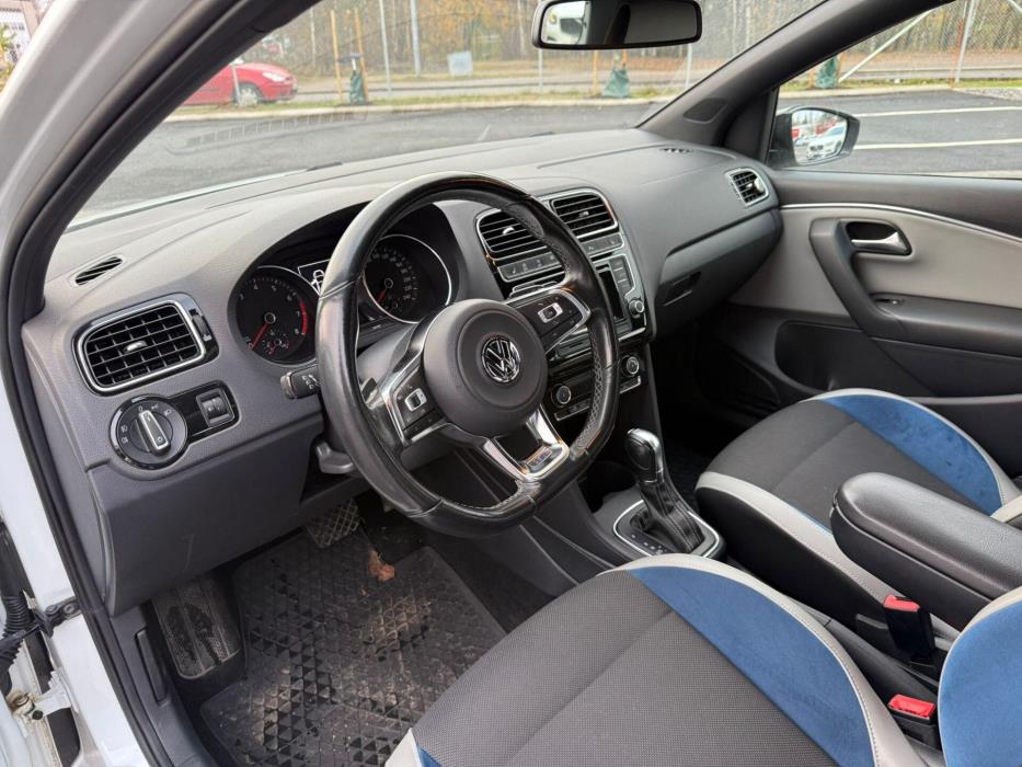 VOLKSWAGEN Polo 2015